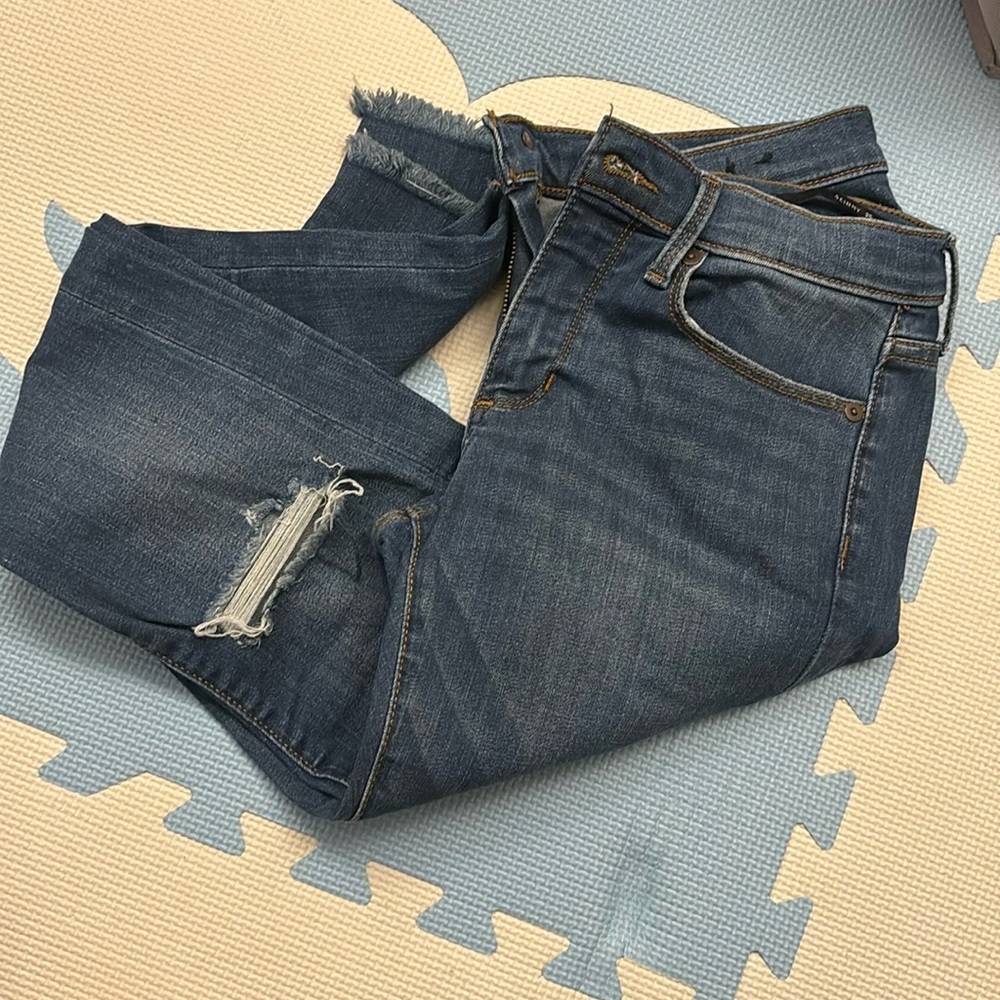 Like new banana republic ripped knee skinny jeans